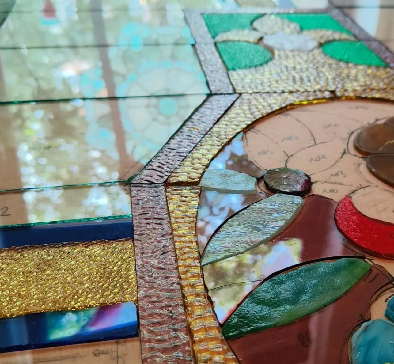Détail of a stained glass window with flowers that is unleaded and cleaned. 