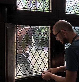 Arne working on a losange window.
